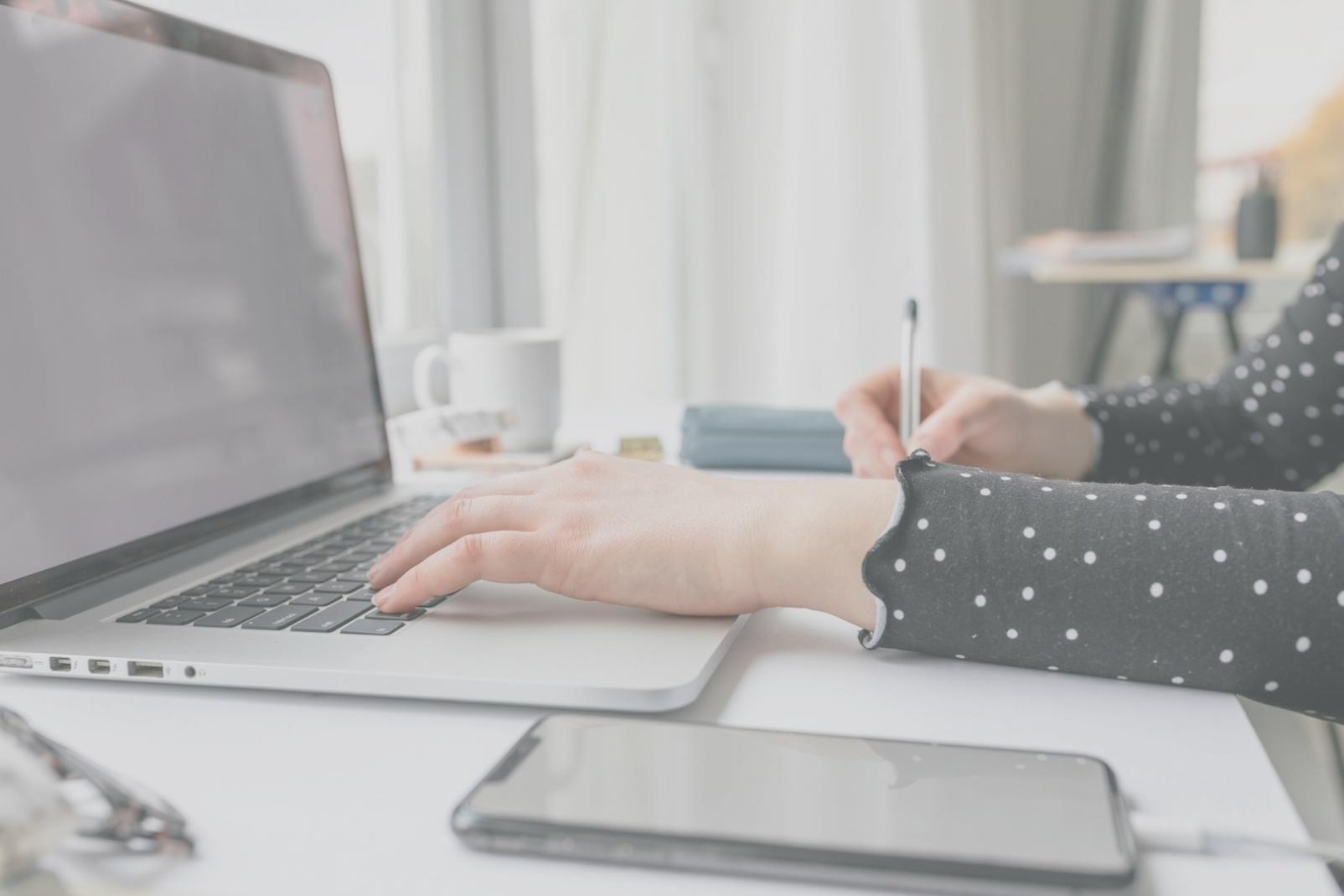 Espace de travail moderne pour consultations financières
